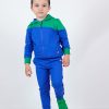 Асиметричен анцуг с качулка се състои от две части: суитшърт с асиметрична цветна платка и цветни маншети на ръкавите и колана в цвят бг зелен + сакс меланж и класическо долнище с джобове в цвят сакс меланж, снимка с дете, Момчета 2 - 12 години, Zinc