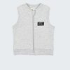 Елек "Urban Wear" е класически модел, който се закопчава с цип и има пришита малка емблема. Цвят на елека: бял меланж, Момчета 0 - 2 години, Zinc